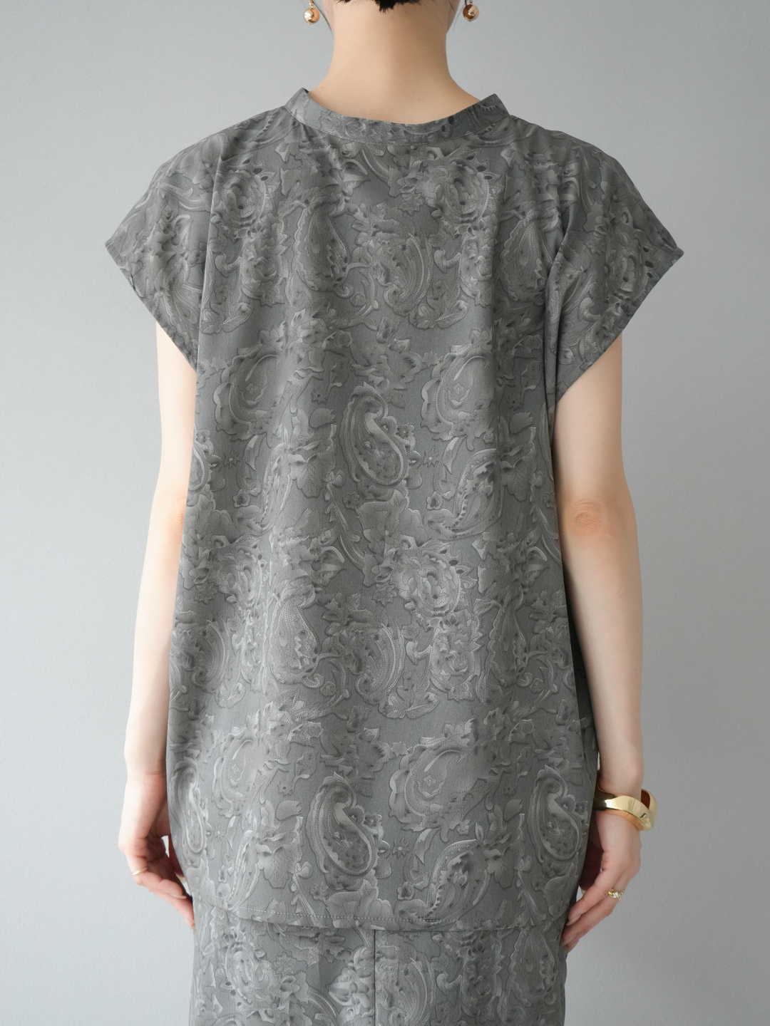 [予約]ペイズリープリントゴールドボタンブラウス/グレー