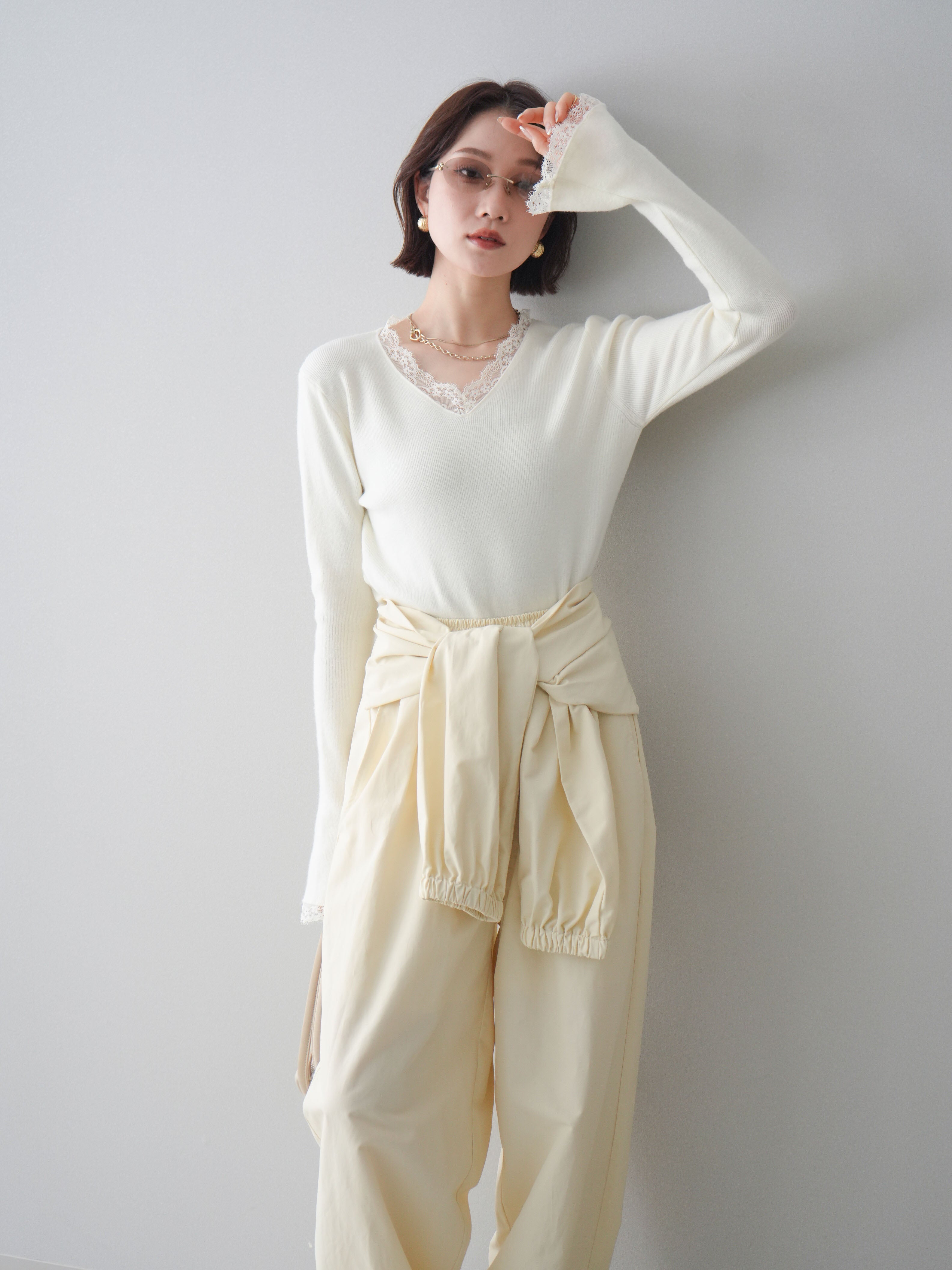 予約]レースドッキングVネックニットトップス/white – Lumier