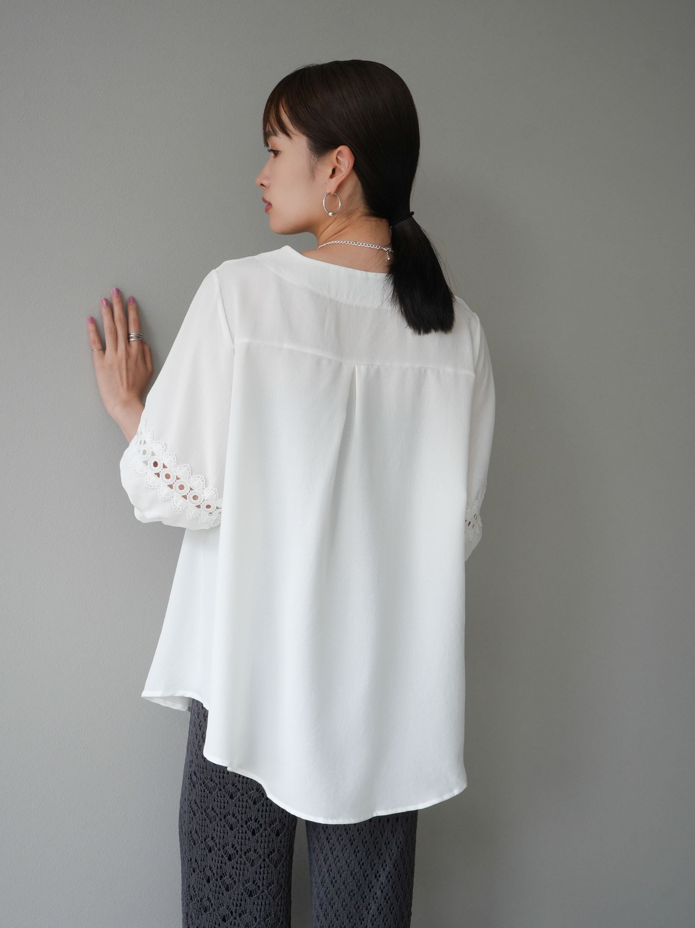 予約]リネンタッチ袖カットワークタックブラウス/ホワイト – Lumier