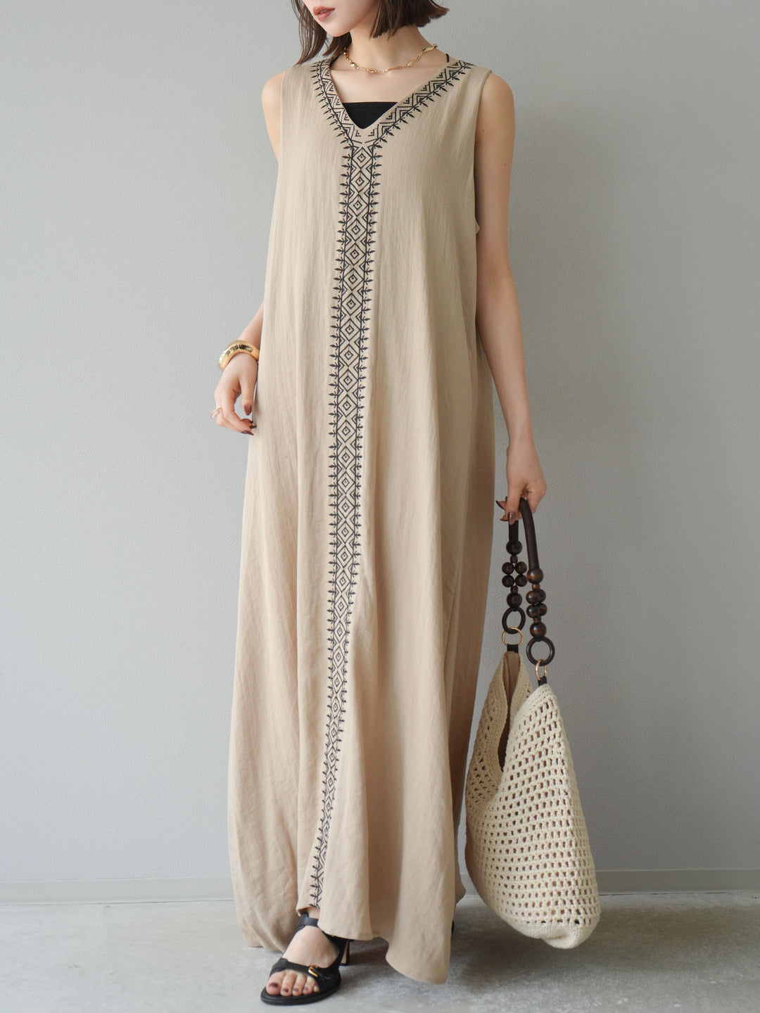 【預購】刺繡V領洋裝/米色