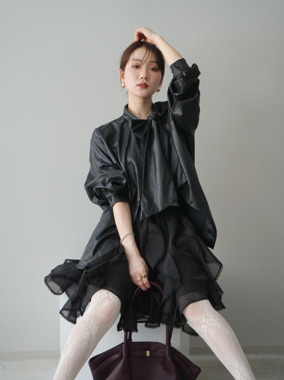 [SET]フェイクレザーボウタイブラウス+ラッフルレースミニスカート(2set)