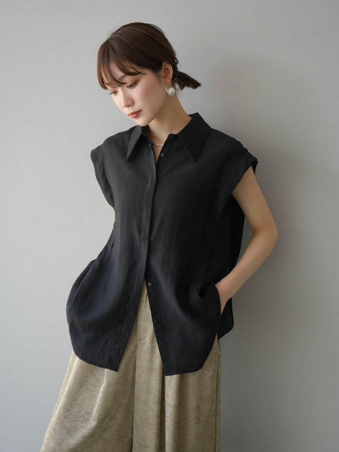 [Pre-order] Tuck shoulder sheer sleeveless shirt/Black