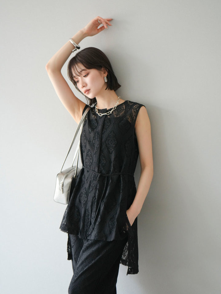 [SET] 緞面滾邊蕾絲無袖上衣 + 蕾絲疊穿休閒褲 (2件套)