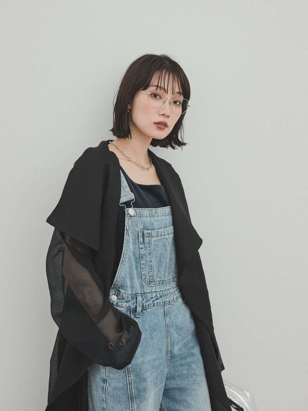 [SET] 中縫牛仔背帶褲 + 透視長版外套（2 件組）