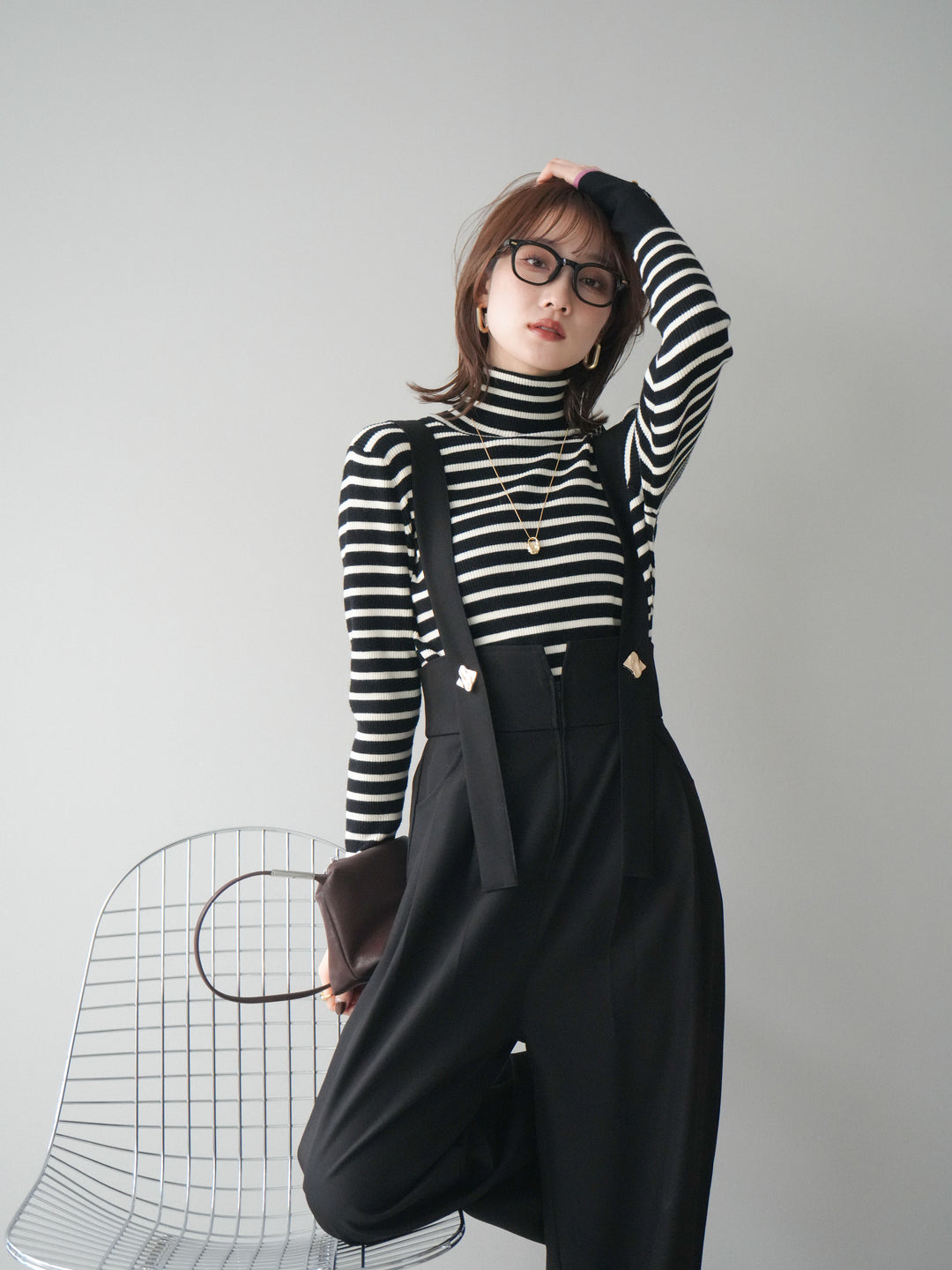 [SET]袖配色ハイネックボーダーリブニットトップス+ゴールドボタンサスペンダーワイドパンツ(2set)