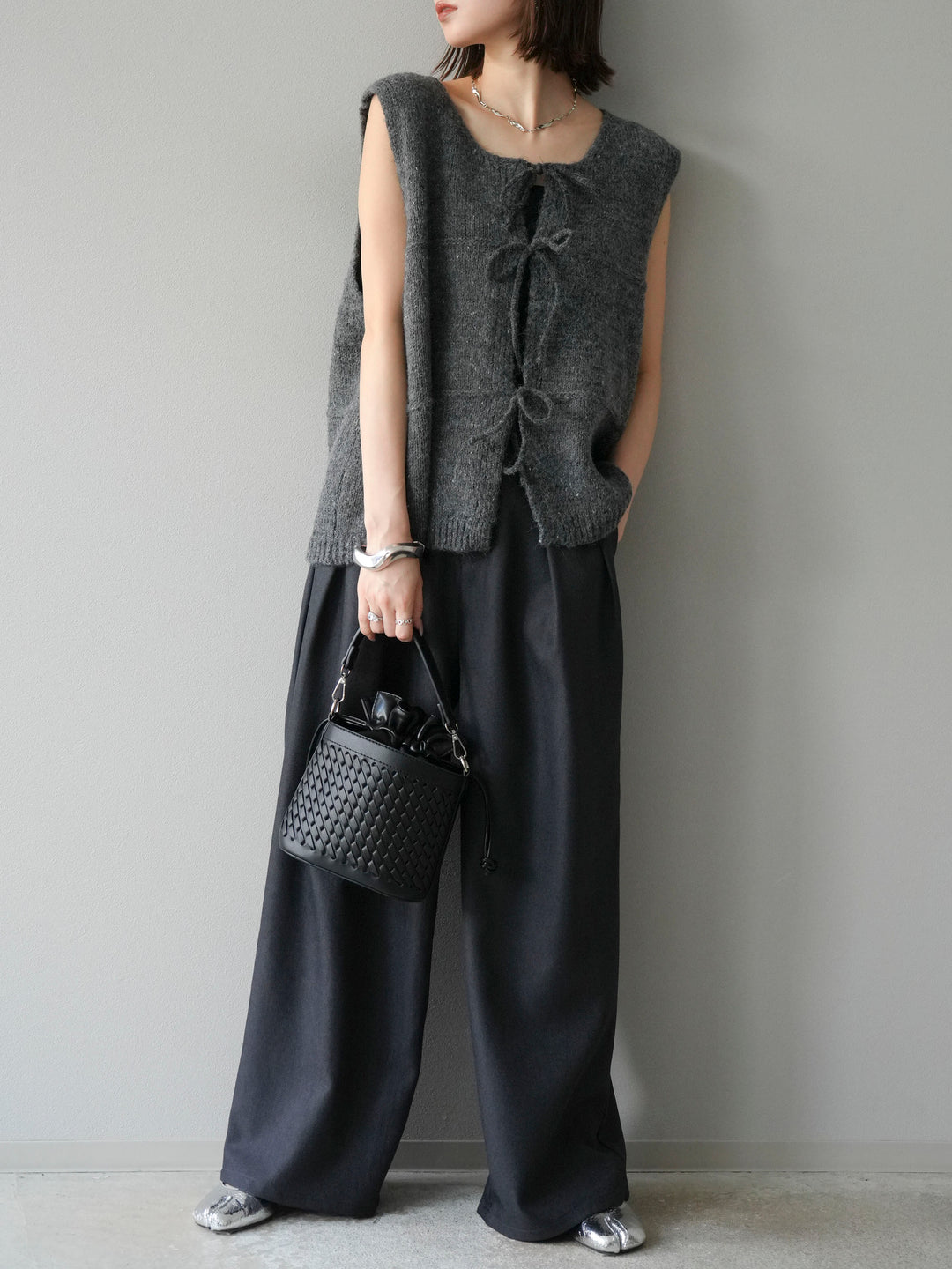 [予約]レザーパイピングタックワイドパンツ/グレー