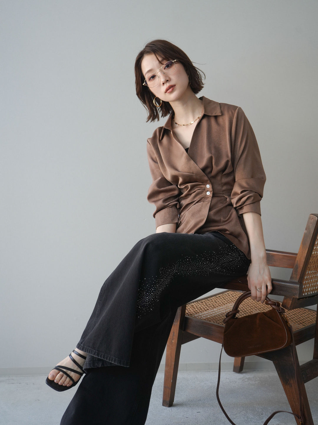 [予約]サイドギャザーアシンメトリーデザインサテンブラウス/brown