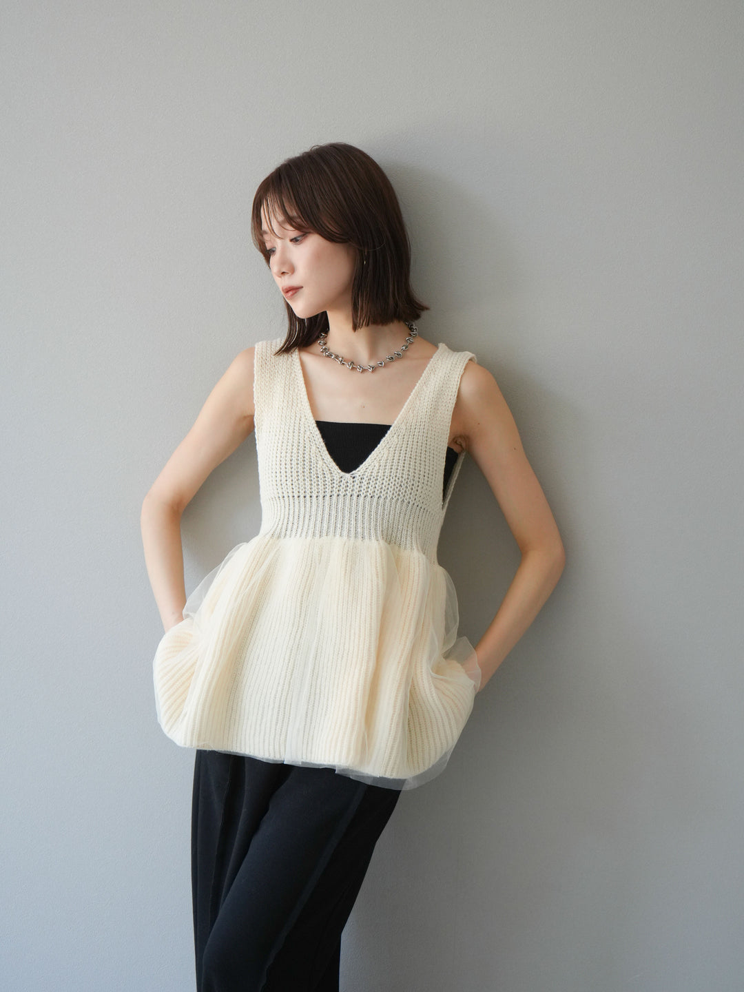 [SET] 薄紗層疊荷葉邊針織背心 + 兩用設計運動褲（2 件組）