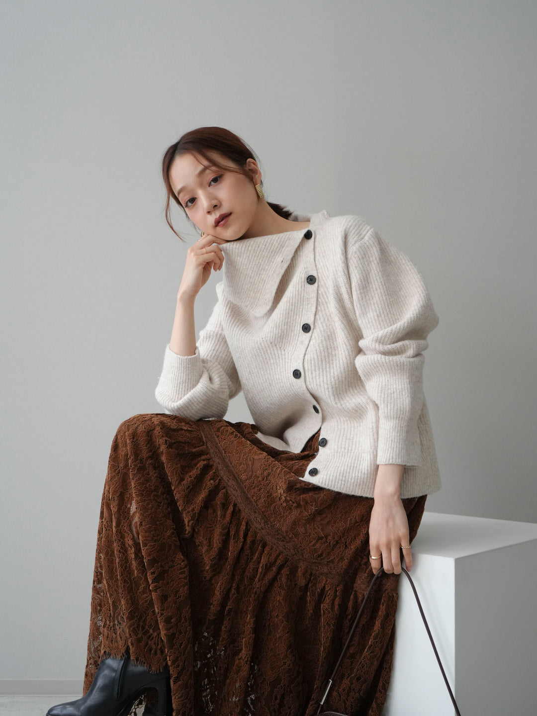 [SET]ハイネックデザインボタンニットカーディガン+起毛レースティアードスカート(2set)
