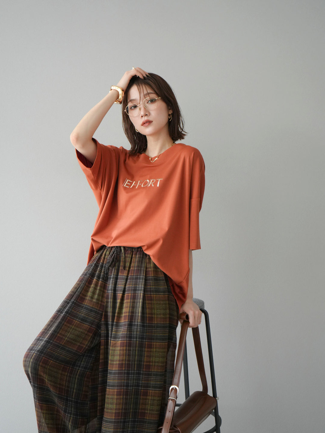 [套裝] 不同材質金屬標誌刺繡 x 印花T卹 + 透視格紋寬鬆褲（2 件套）