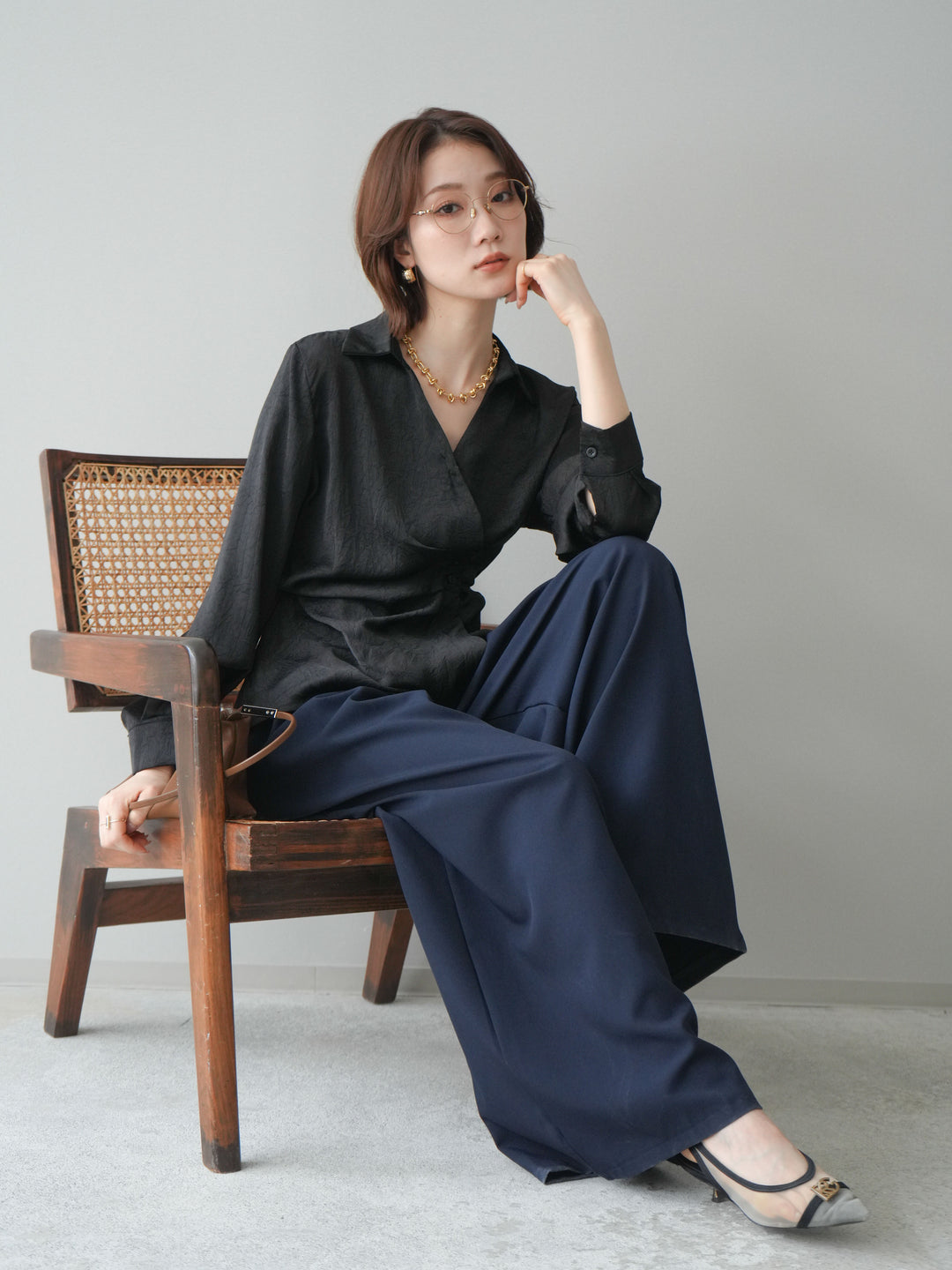 [予約]サイドギャザーアシンメトリーデザインサテンブラウス/black