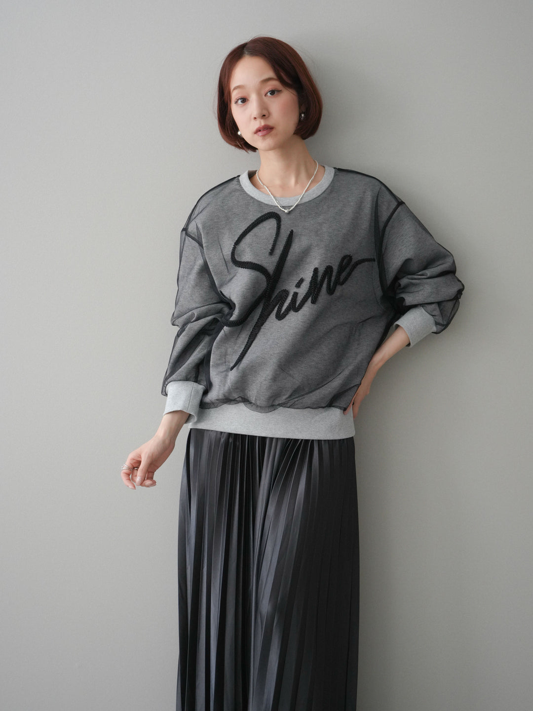 [SET]チュールレイヤードロゴスエットプルオーバー+サテンプリーツマキシスカート(2set)