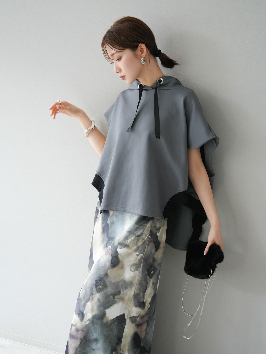 [SET]アシンメトリードルマンバックZIPフーディー+ニュアンスサテンフリルスカート(2set)