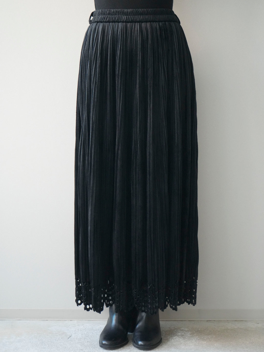 [予約]パンチングデザインスエードプリーツスカート/black