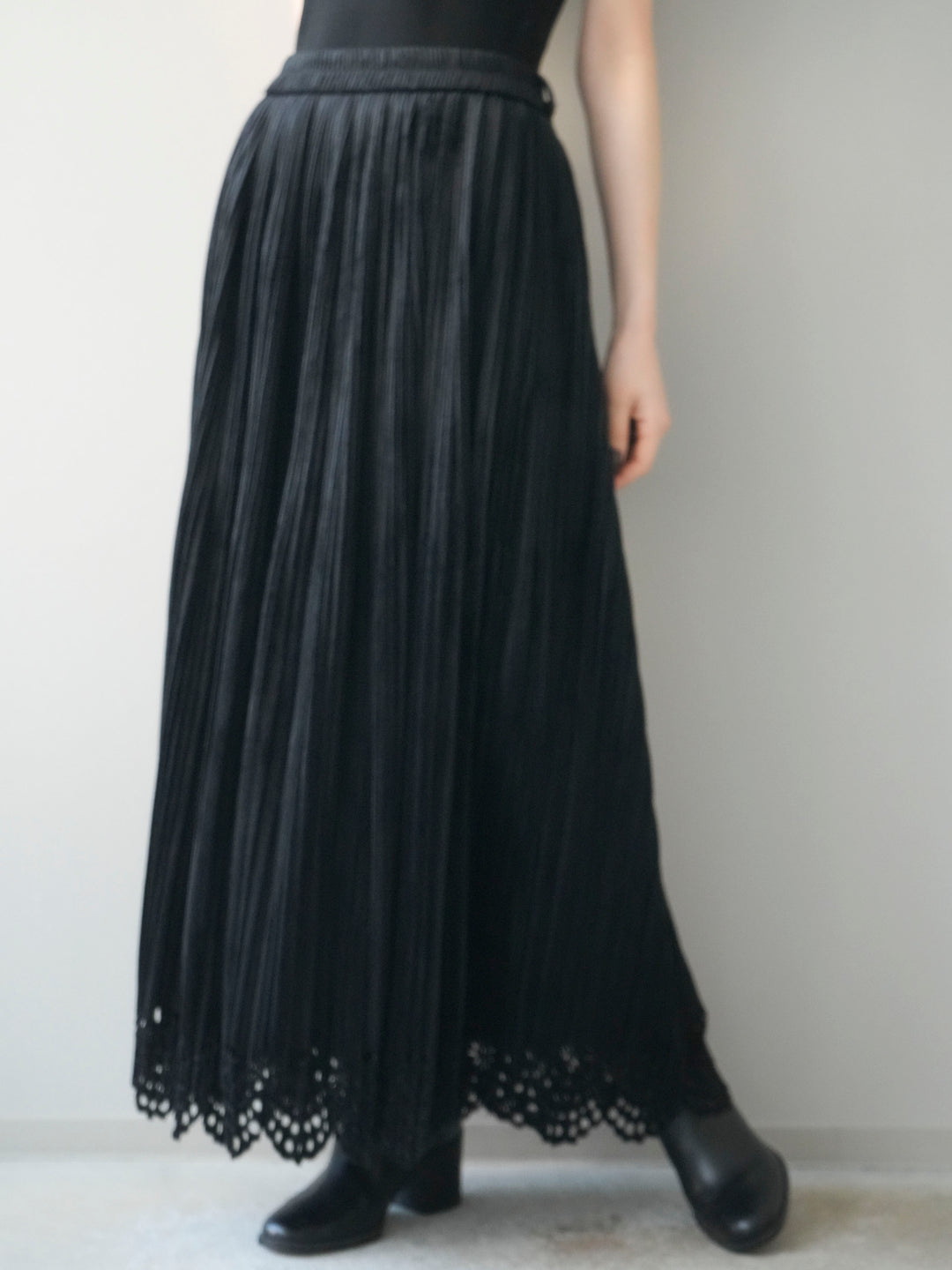 [予約]パンチングデザインスエードプリーツスカート/black