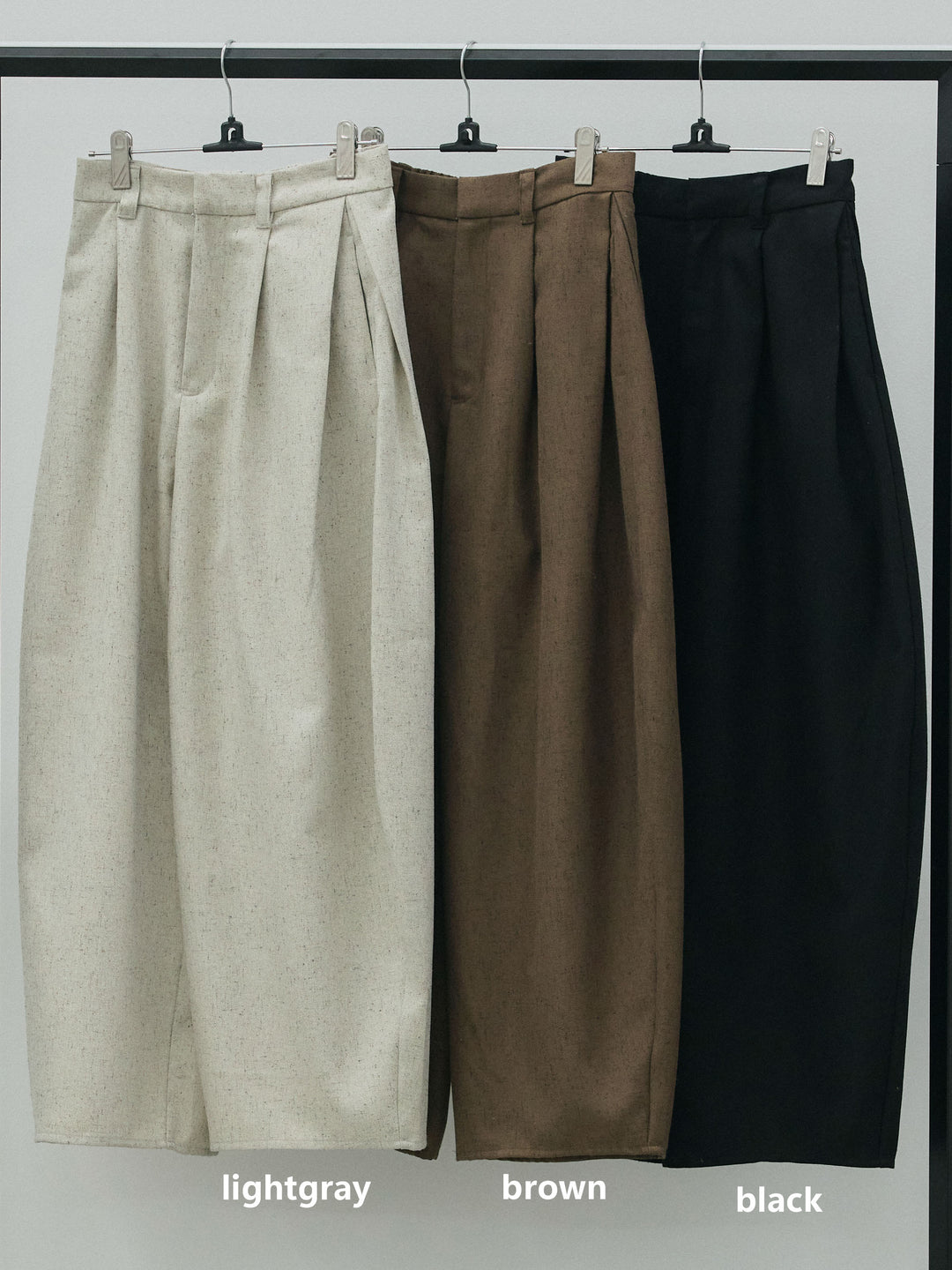 【Allure】[SET]ブローチ付ドレープ裏起毛トップス+モックスカルゼサイドタックコクーンパンツ(2set)