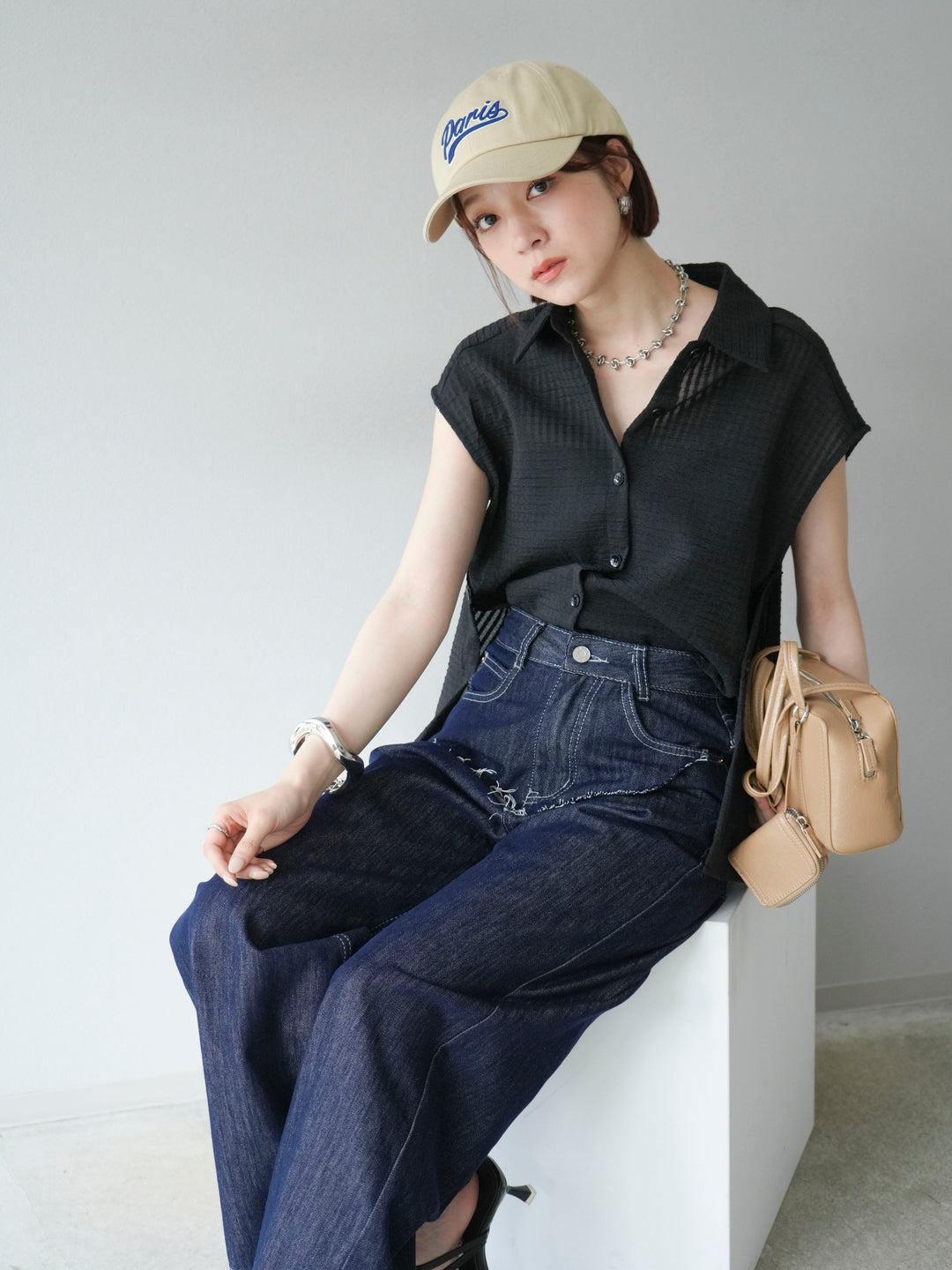 [SET] 透視格紋無袖襯衫 + 臀部設計牛仔褲（2 套）