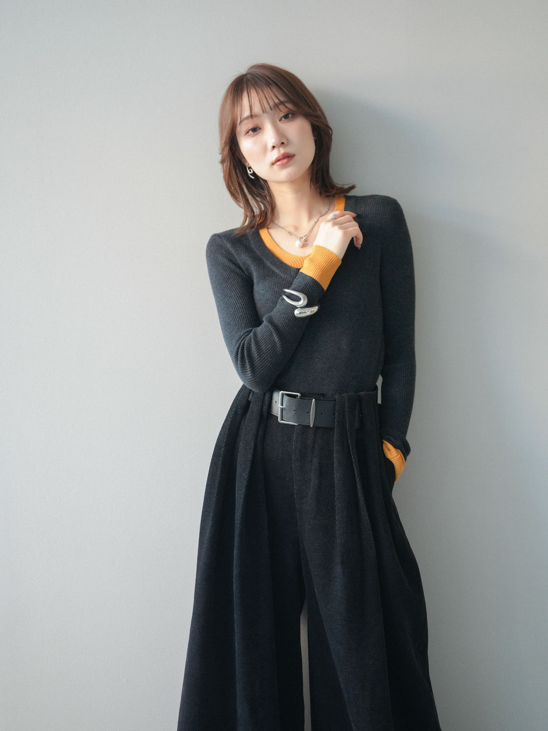 [SET]Uネック配色レイヤードリブニットトップス+ベルトデザインループコールテンワイドパンツ(ベルト付き)(2set)