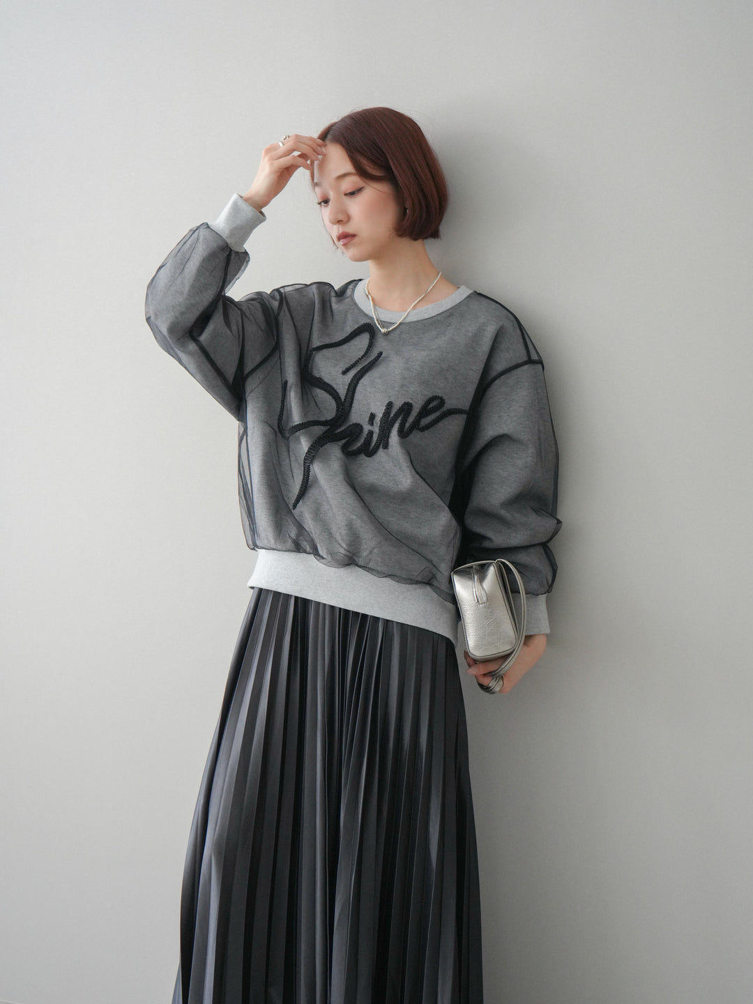 [SET]チュールレイヤードロゴスエットプルオーバー+サテンプリーツマキシスカート(2set)