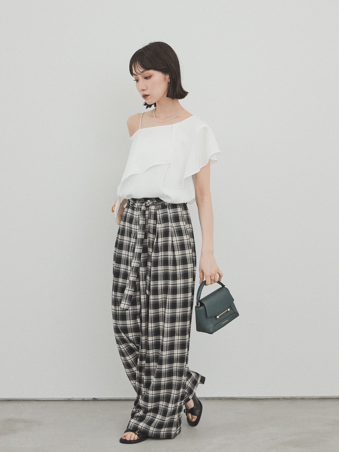 [SET]ワンショルラッフルブラウス+チェック柄ワイドパンツ(2set)