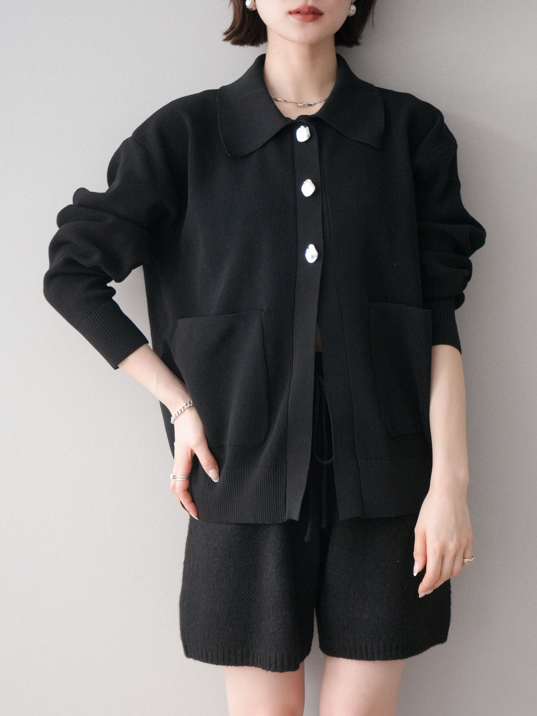 [予約]メタルボタン襟付きポリエステルニットカーディガン/black