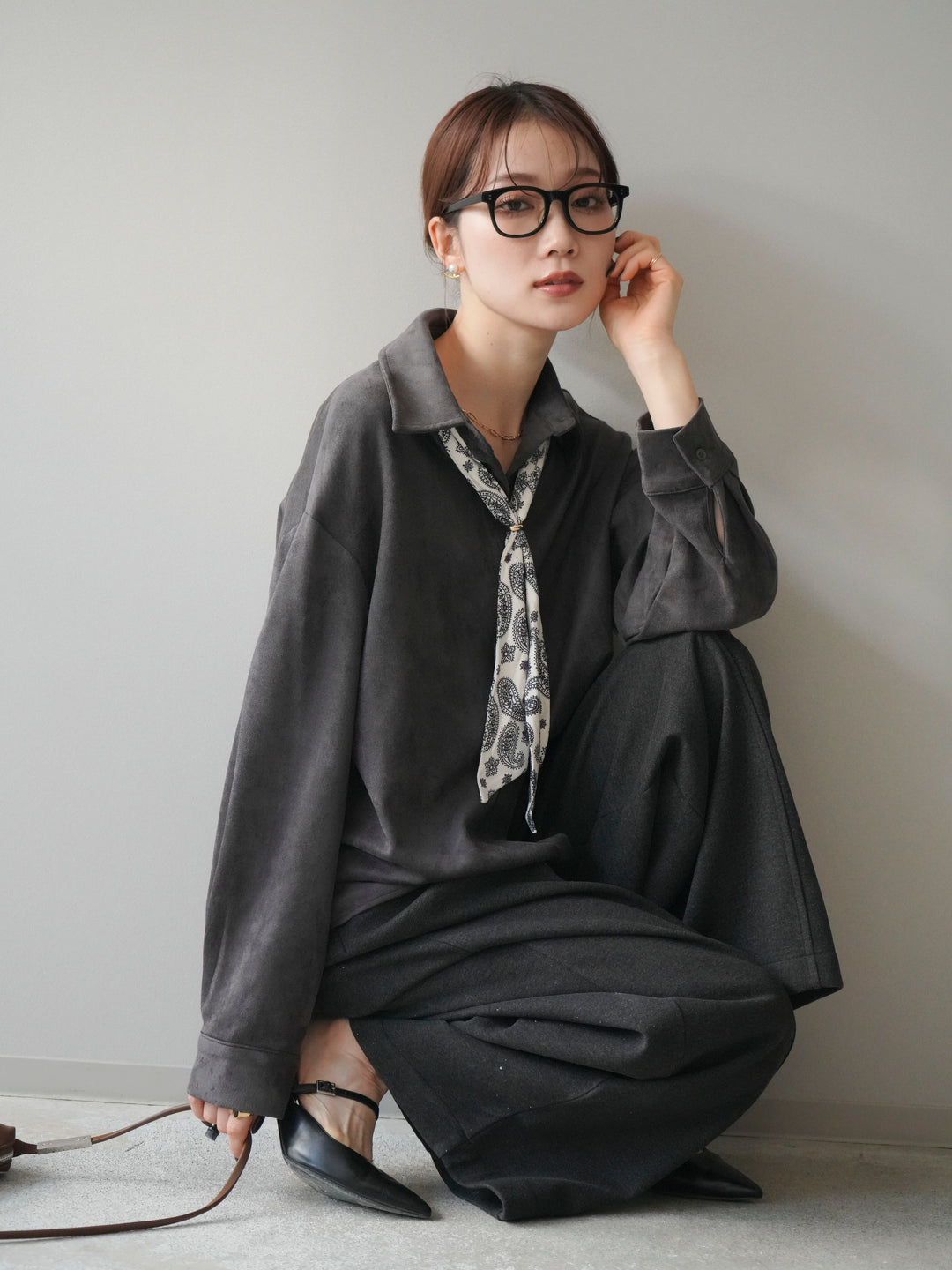 [予約]スカーフ付きスエードシャツ/charcoal