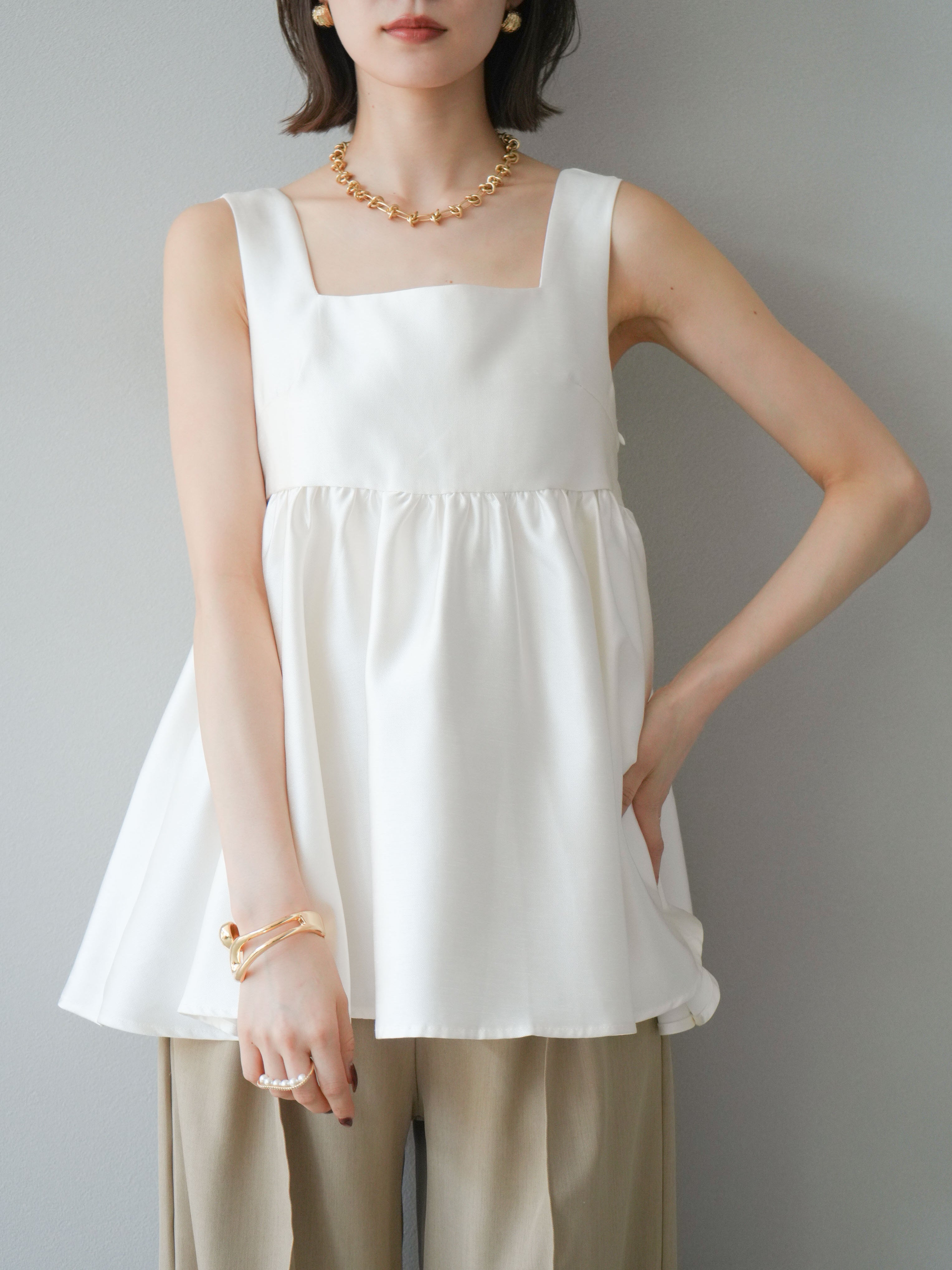 予約]サテンフレアノースリーブトップス/アイボリー – Lumier