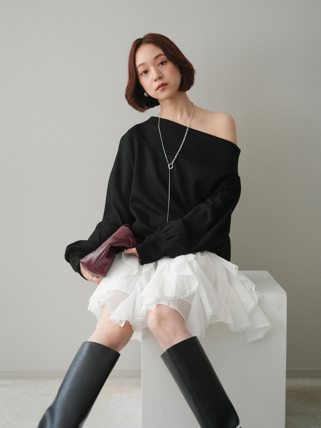 [SET]アシンメトリーオフショルポンチプルオーバー+ラッフルレースミニスカート(2set)