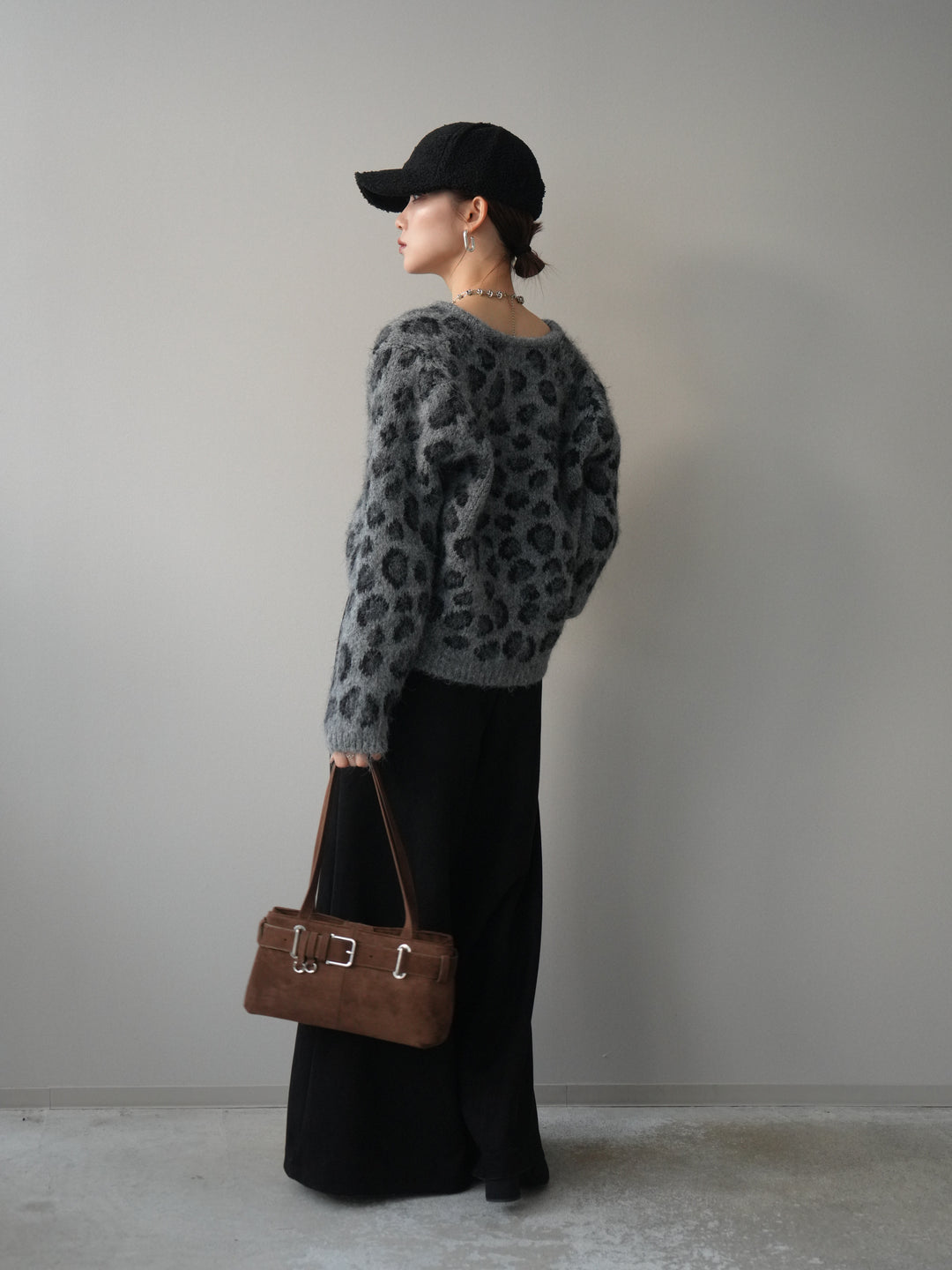 [予約]モチーフベルト付スエードタックワイドパンツ/black