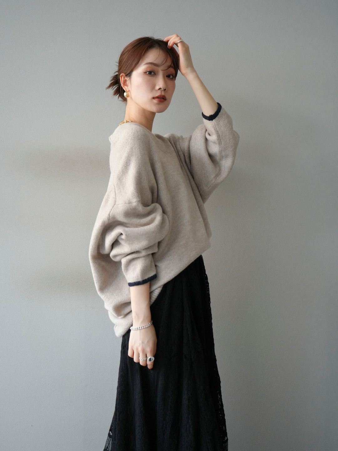 【預購】V領拼色袖針織套頭衫/米色