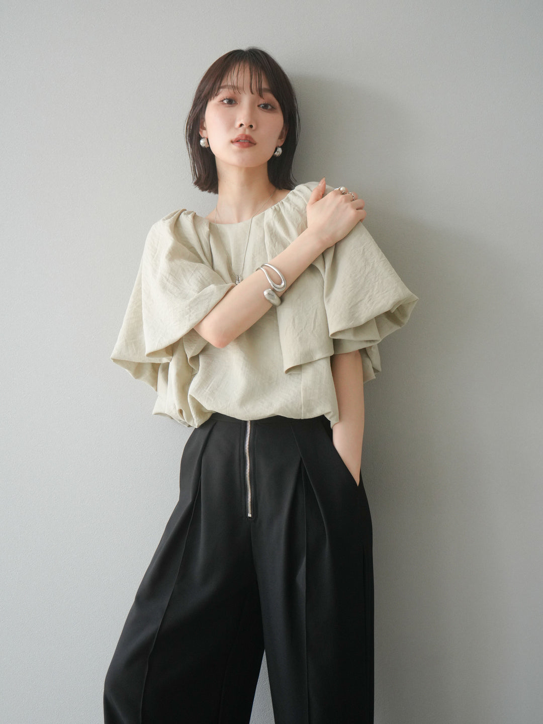 [SET] 燈籠袖褶襉設計上衣 + 拉鍊褶襉寬褲 (2 套)