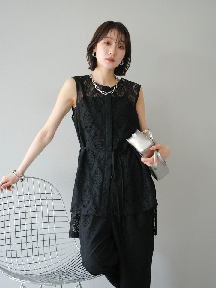 [SET] 緞面滾邊蕾絲無袖上衣 + 蕾絲疊穿休閒褲 (2件套)