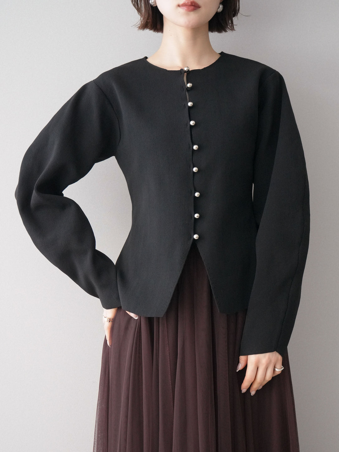 [予約]フロントスリットシルバーボタンニットカーディガン/black