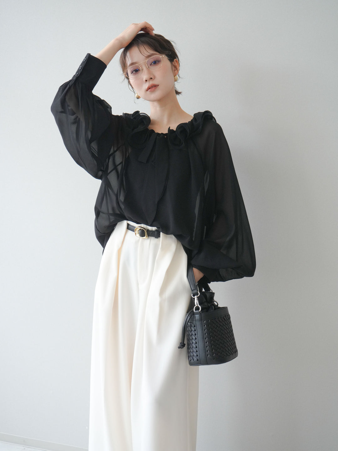 [予約]ラッフルネックシアーブラウス/black