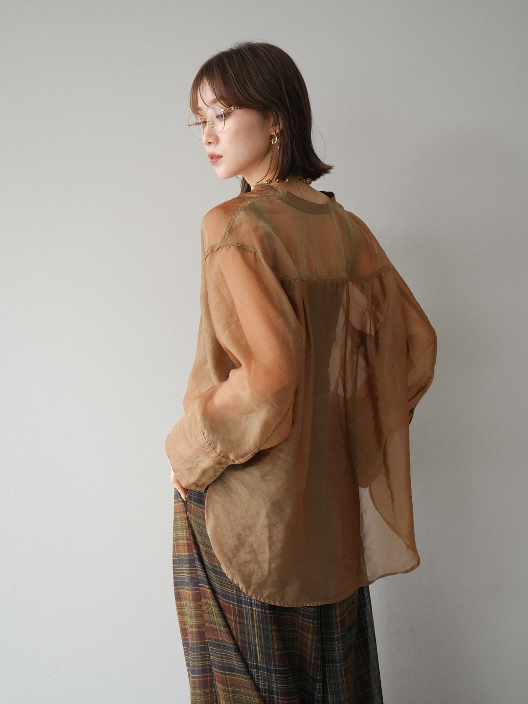 [予約]シャイニーシアーバンドカラーシャツ/カーキブラウン