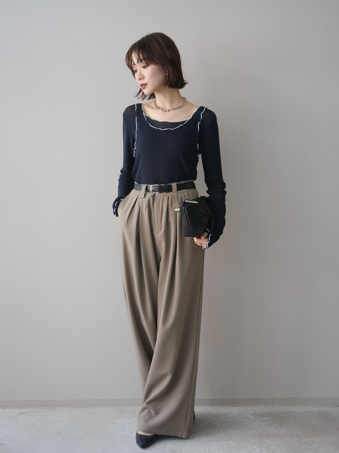 [SET]バイカラーメローアンサンブルシアーニットトップス+ベルト付キーホルダーモチーフワイドパンツ(2set)