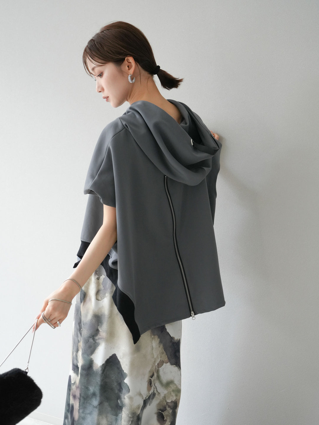 [SET]アシンメトリードルマンバックZIPフーディー+ニュアンスサテンフリルスカート(2set)