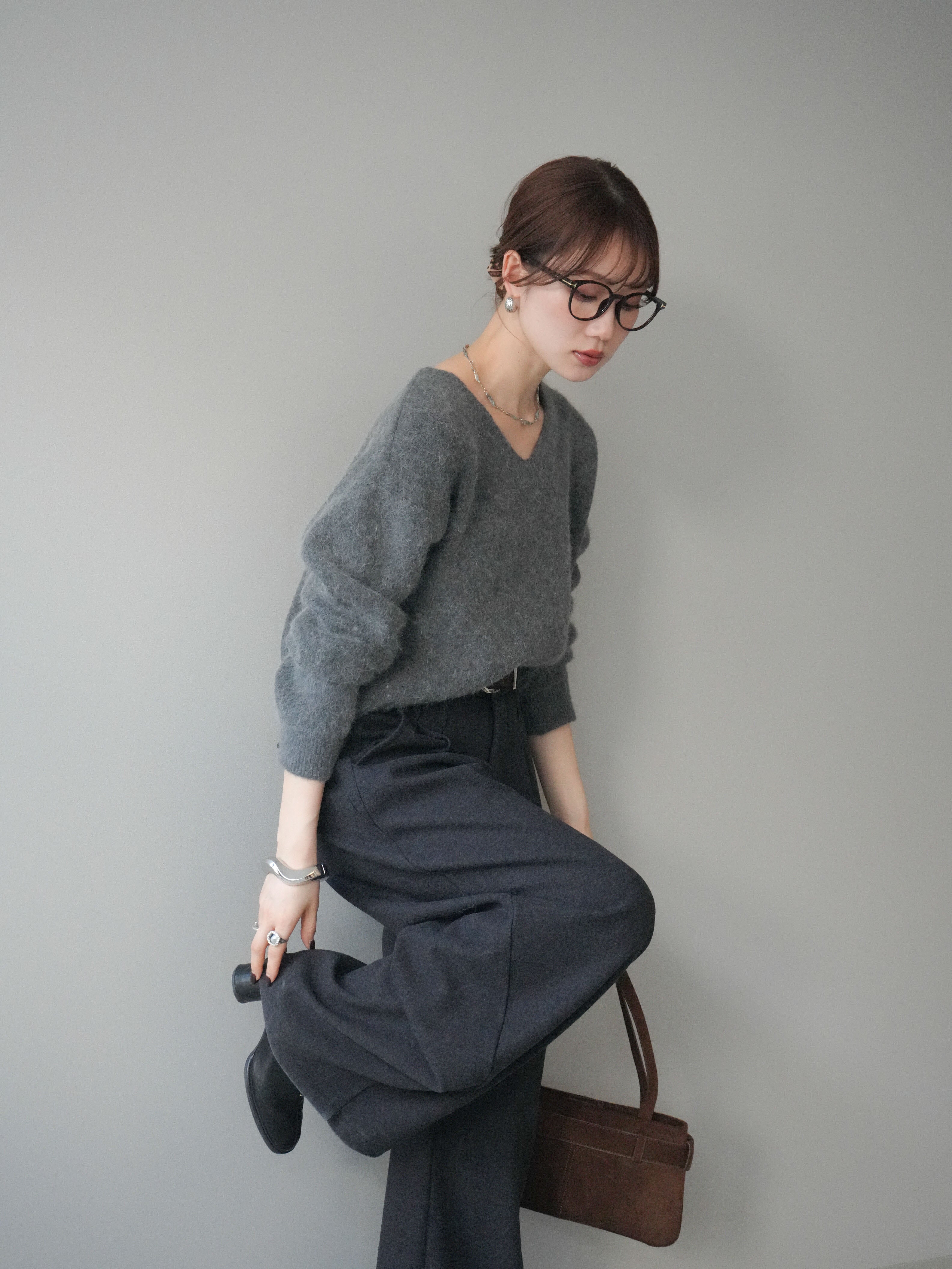 予約]シュシュ付きアンゴラタッチVネックニットプルオーバー/gray – Lumier
