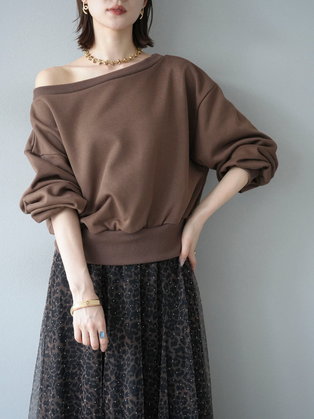 [予約]オフショルスウェットプルオーバー/ブラウン