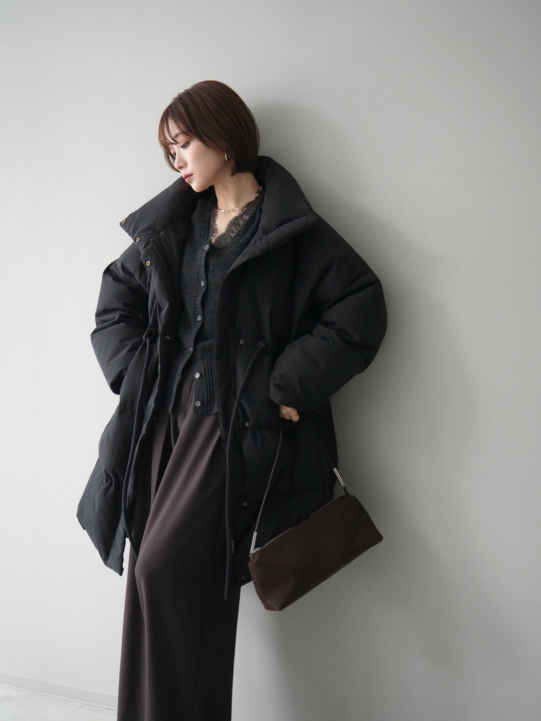 [20%オフ]スタンドカラーウエストベルトミドルダウンコート/black