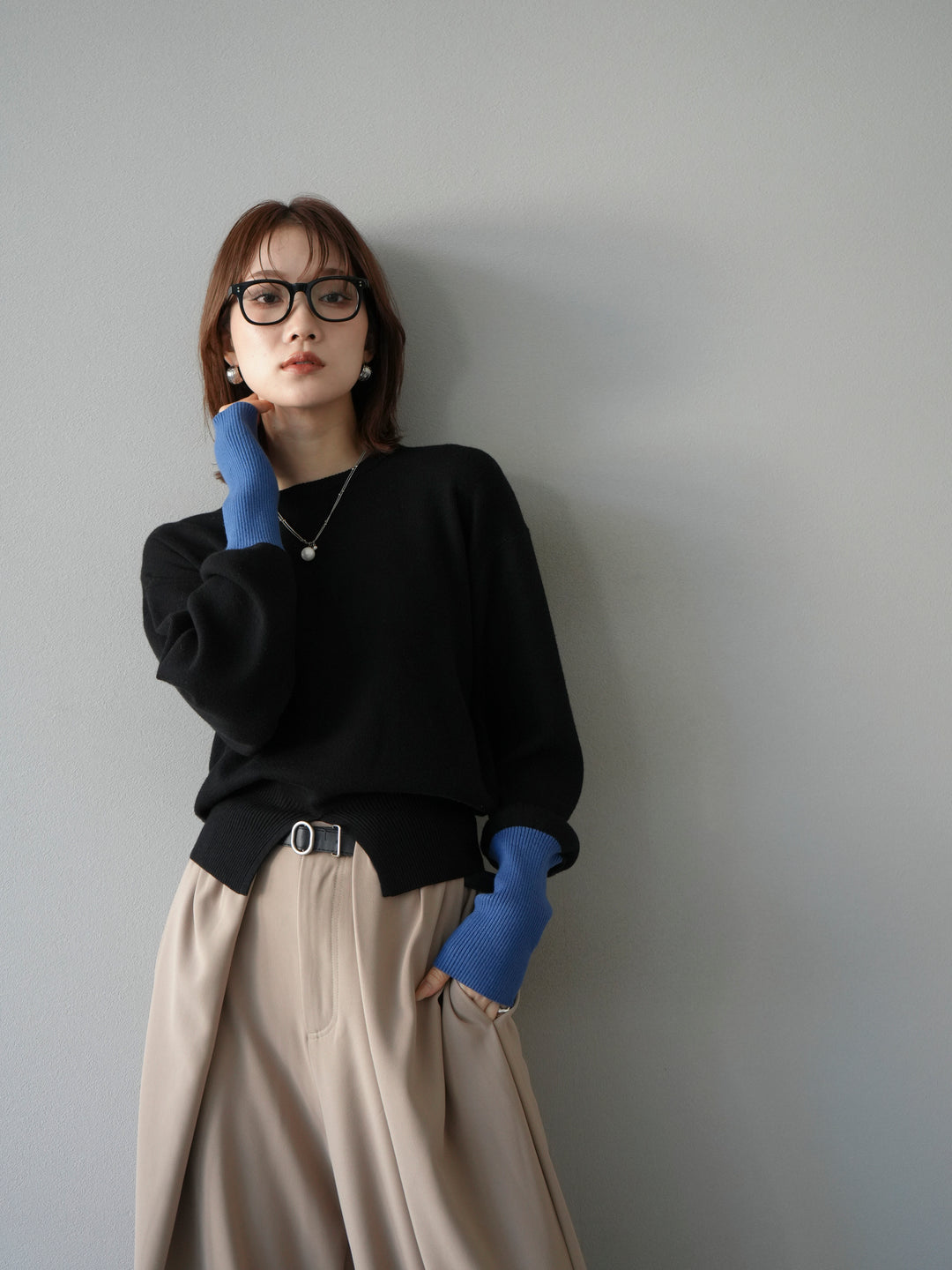 [予約]袖配色フロントスリットニットプルオーバー/ブラック