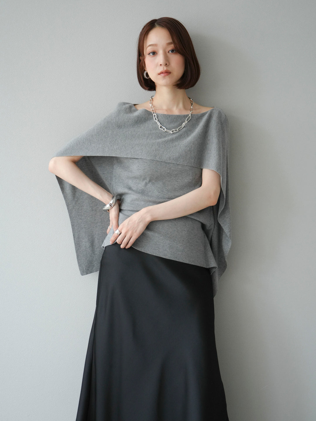 [予約]マントデザインスリットドルマンニット/グレー