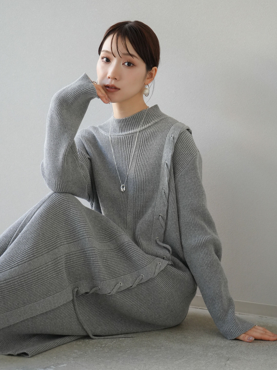 [SET] 不對稱繫帶高領針織連身裙 + 可選飾品套裝 (2套)