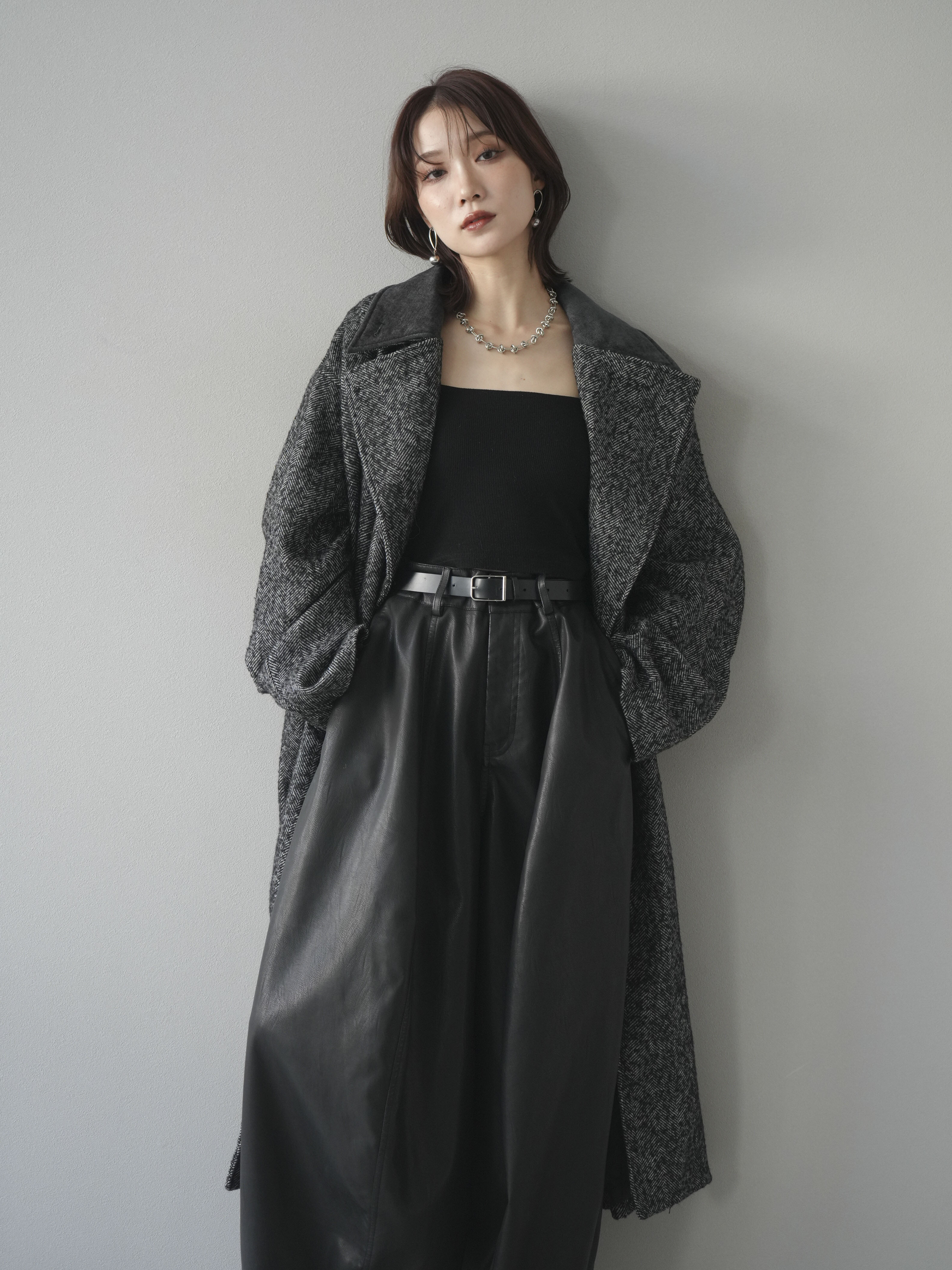 予約]ネップヘリンボーンレザー襟チェスターコート/charcoal – Lumier