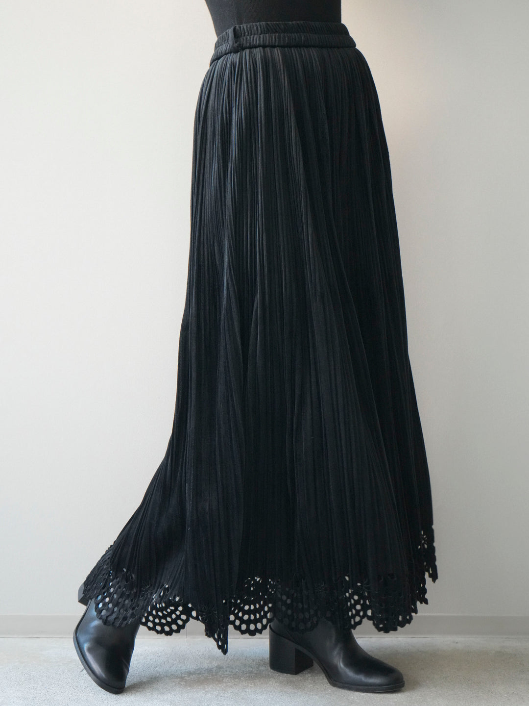 [予約]パンチングデザインスエードプリーツスカート/black