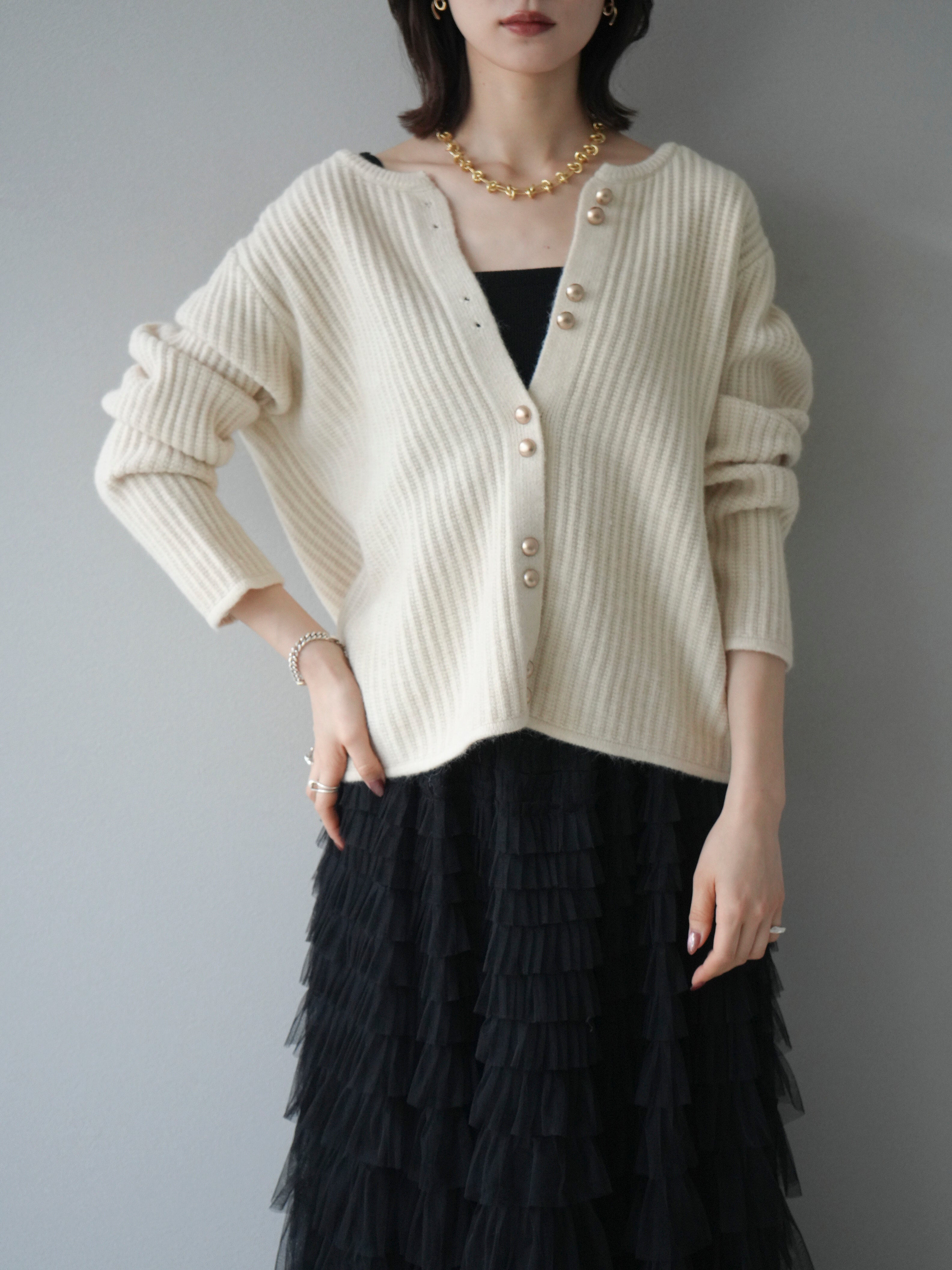 予約]ゴールドボタンニットカーディガン/ivory – Lumier