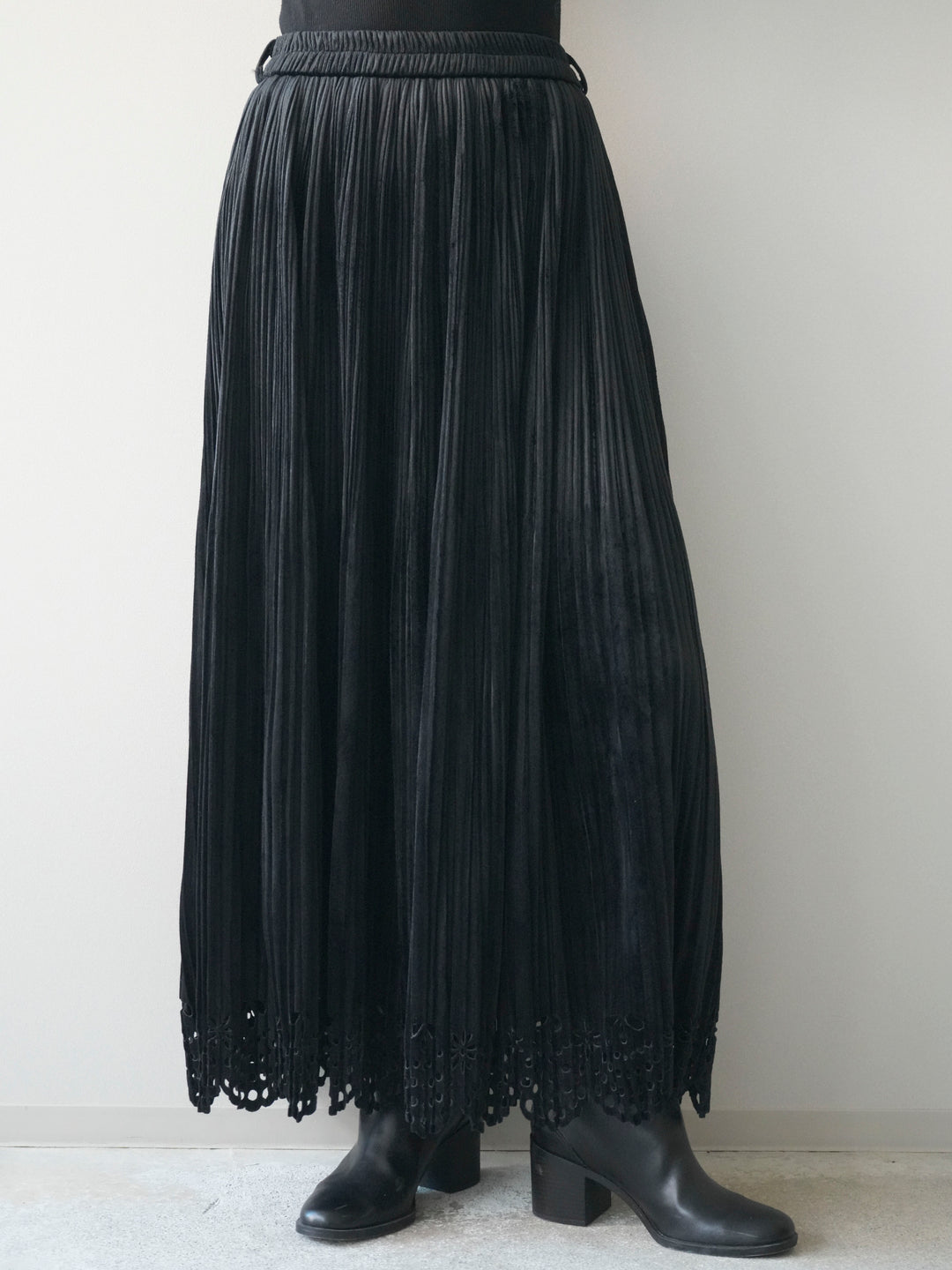 [予約]パンチングデザインスエードプリーツスカート/black