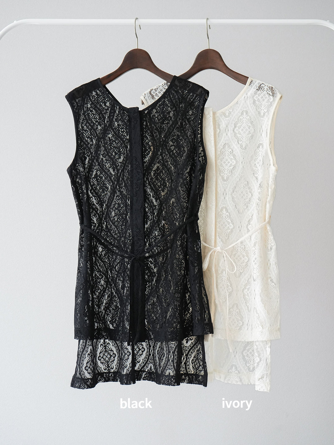 [SET] 緞面滾邊蕾絲無袖上衣 + nuance 透視喇叭裙 (2 套)