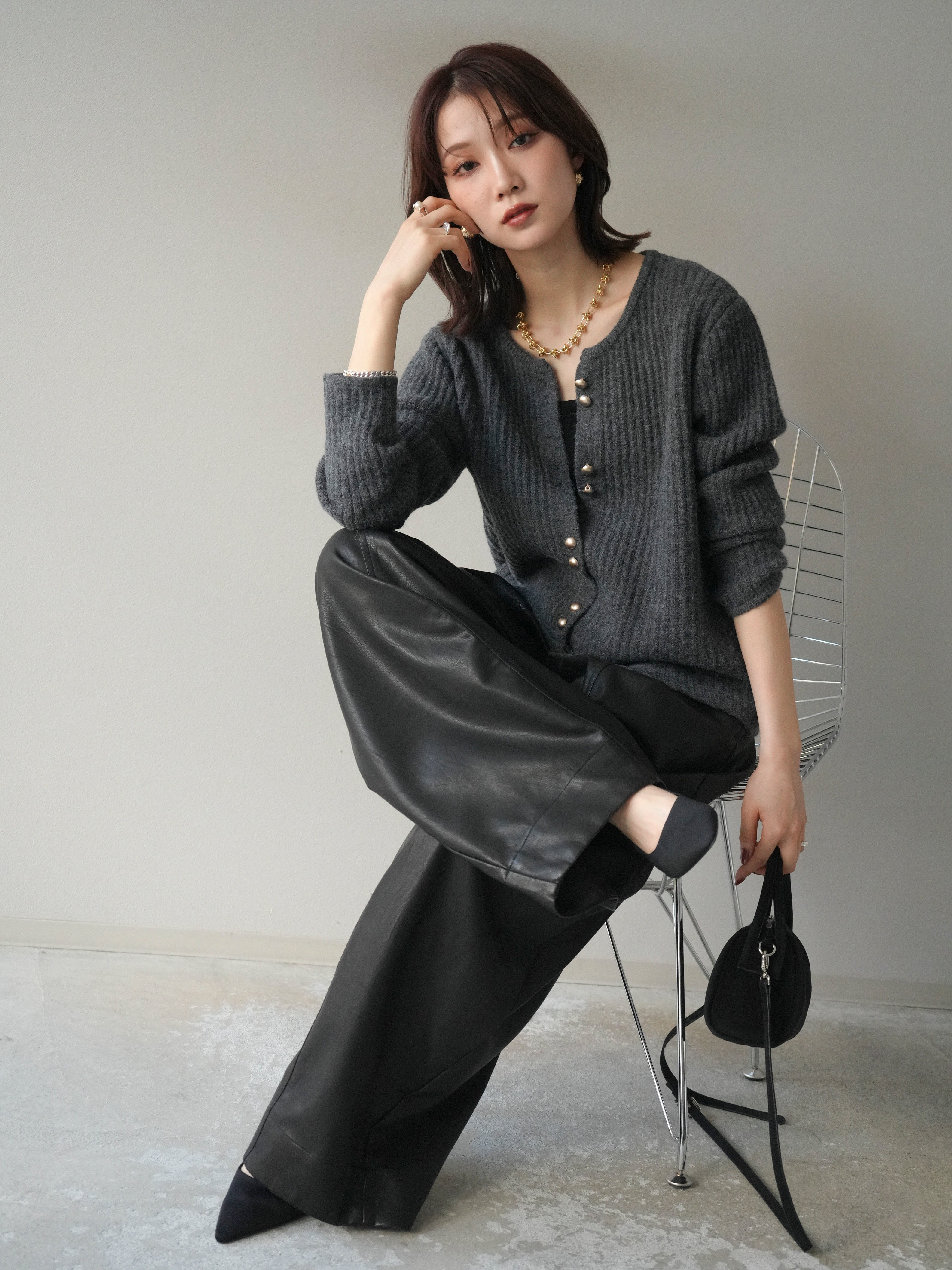 予約]ゴールドボタンニットカーディガン/black – Lumier