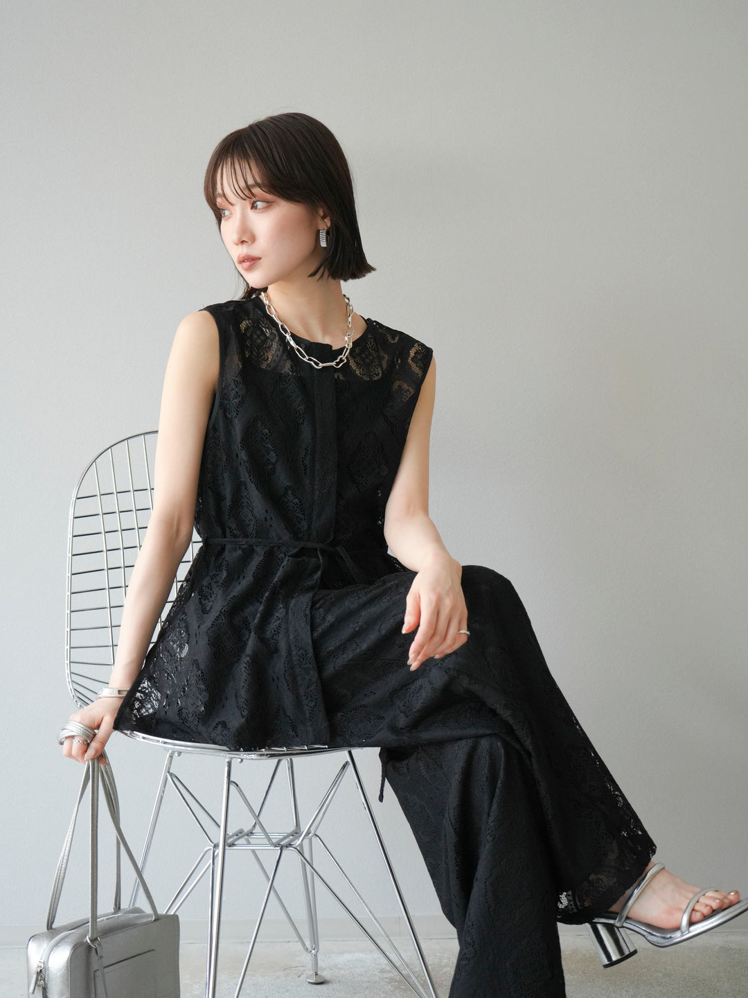 [SET] 緞面滾邊蕾絲無袖上衣 + 蕾絲疊穿休閒褲 (2件套)